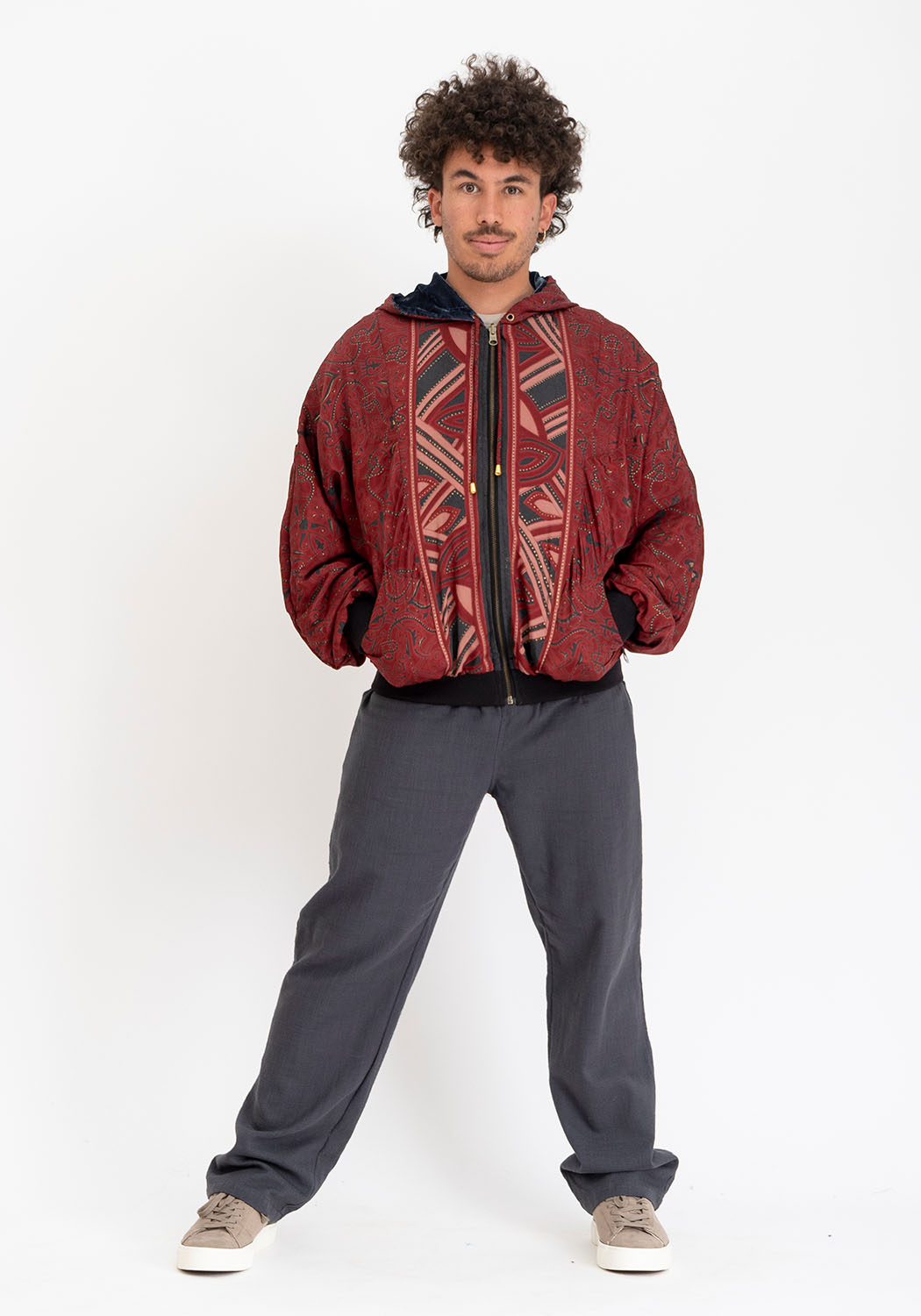 Graue Samtjacke mit Kapuze und Sari-Seite