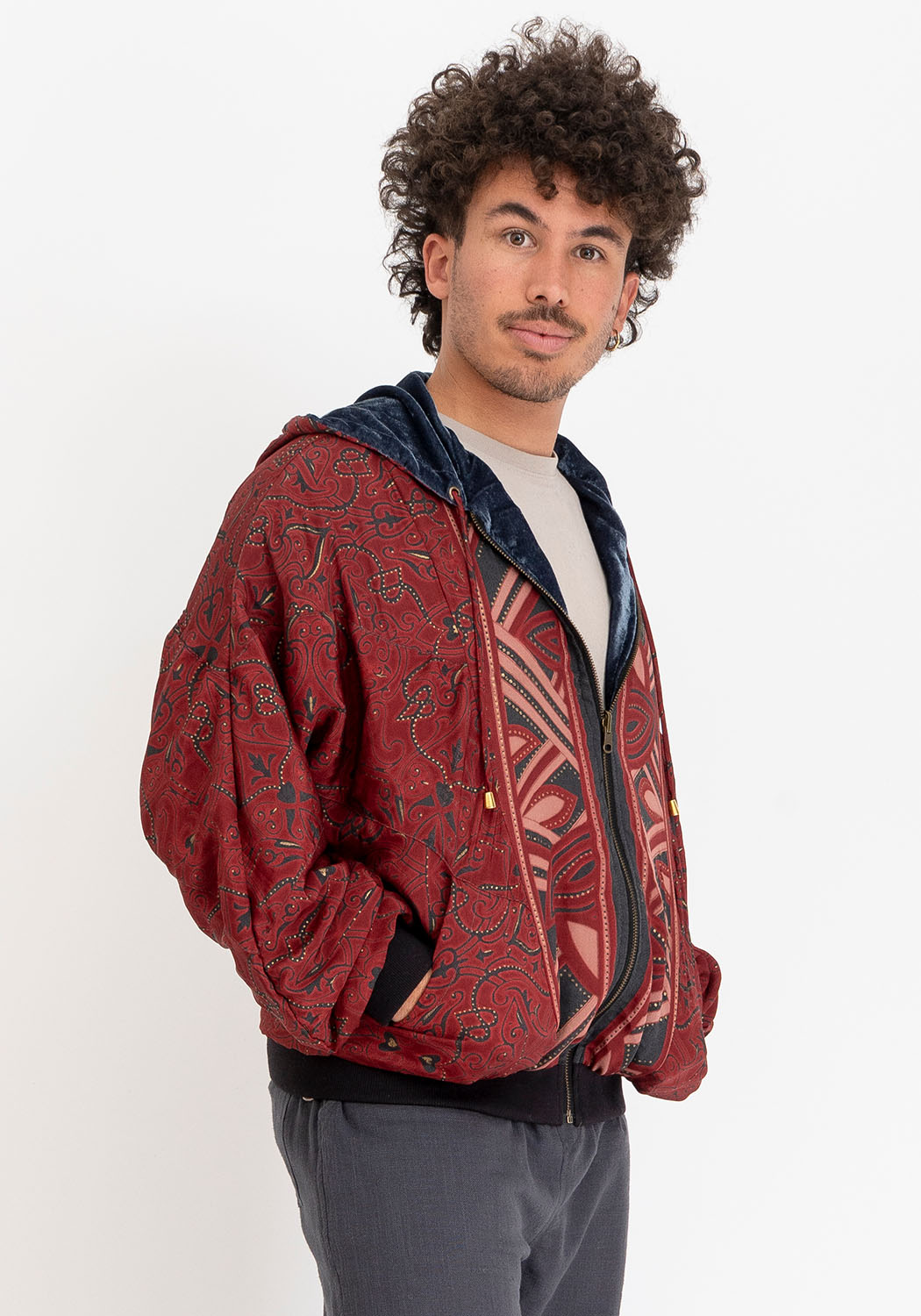 Graue Samtjacke mit Kapuze und Sari-Seite
