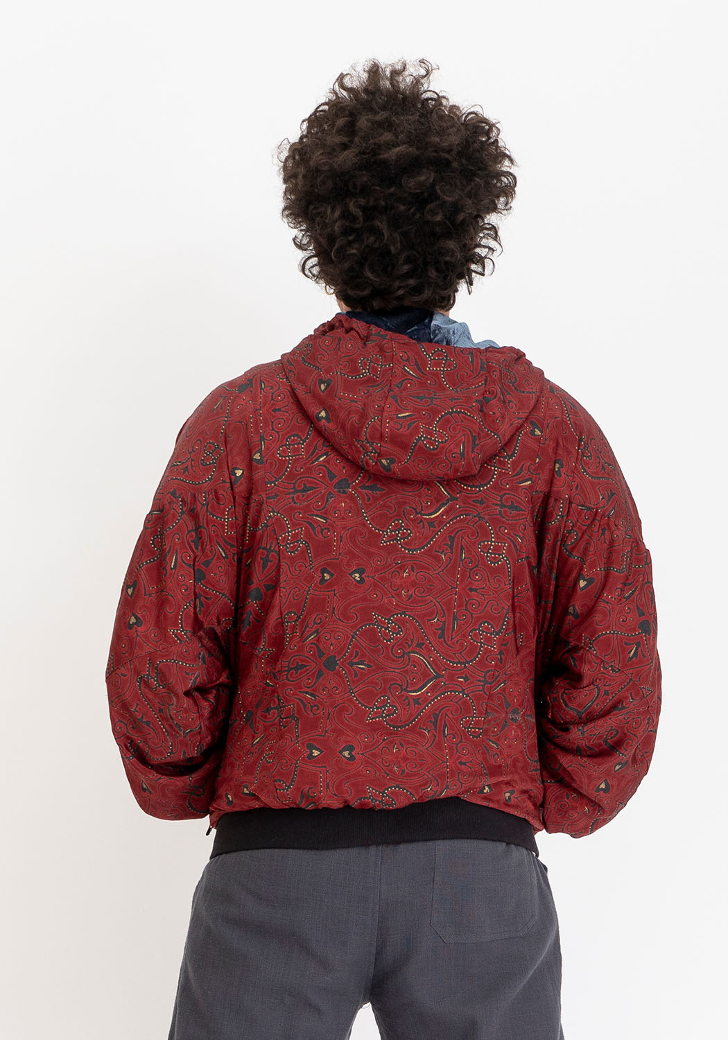 Graue Samtjacke mit Kapuze und Sari-Seite