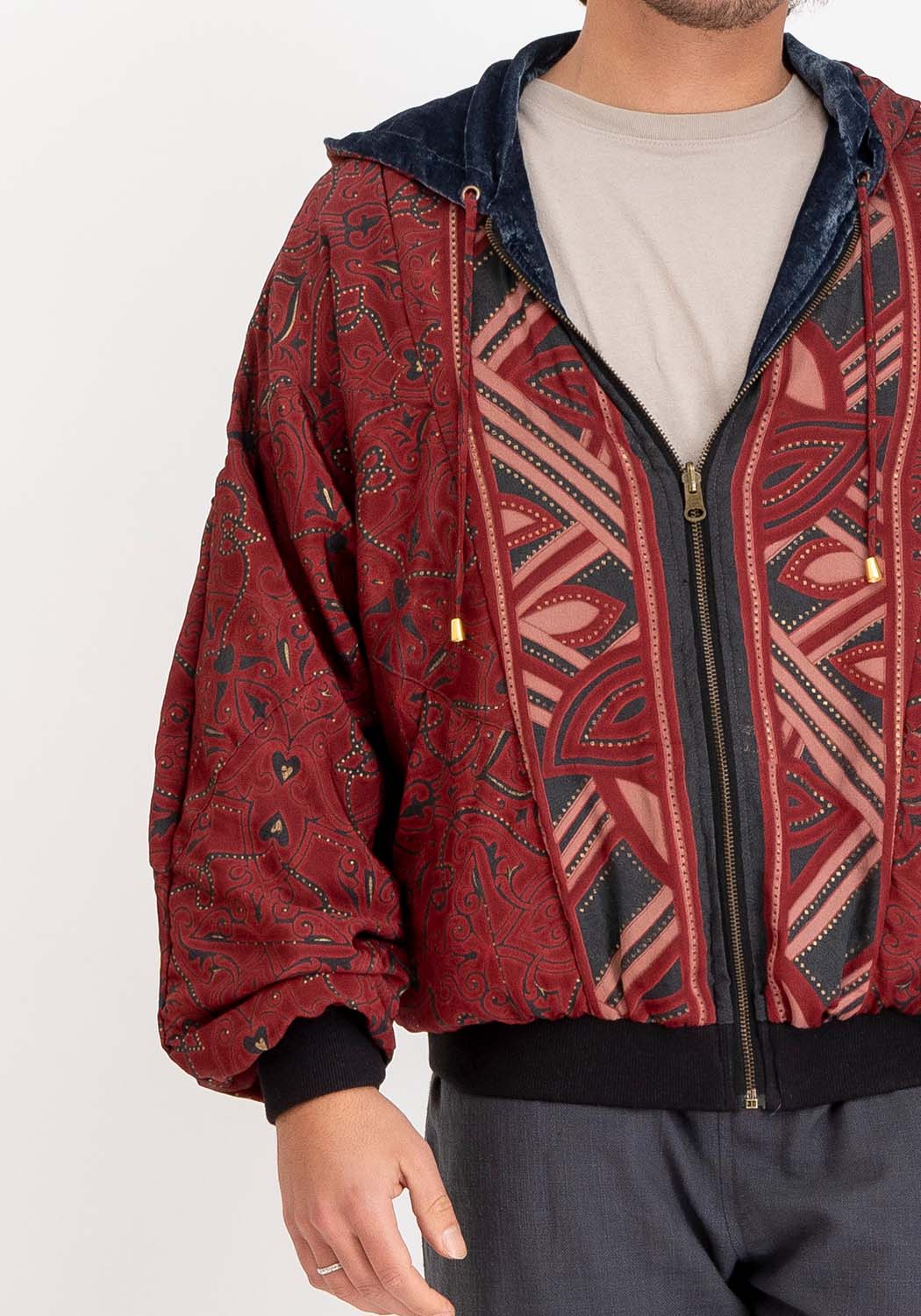Graue Samtjacke mit Kapuze und Sari-Seite