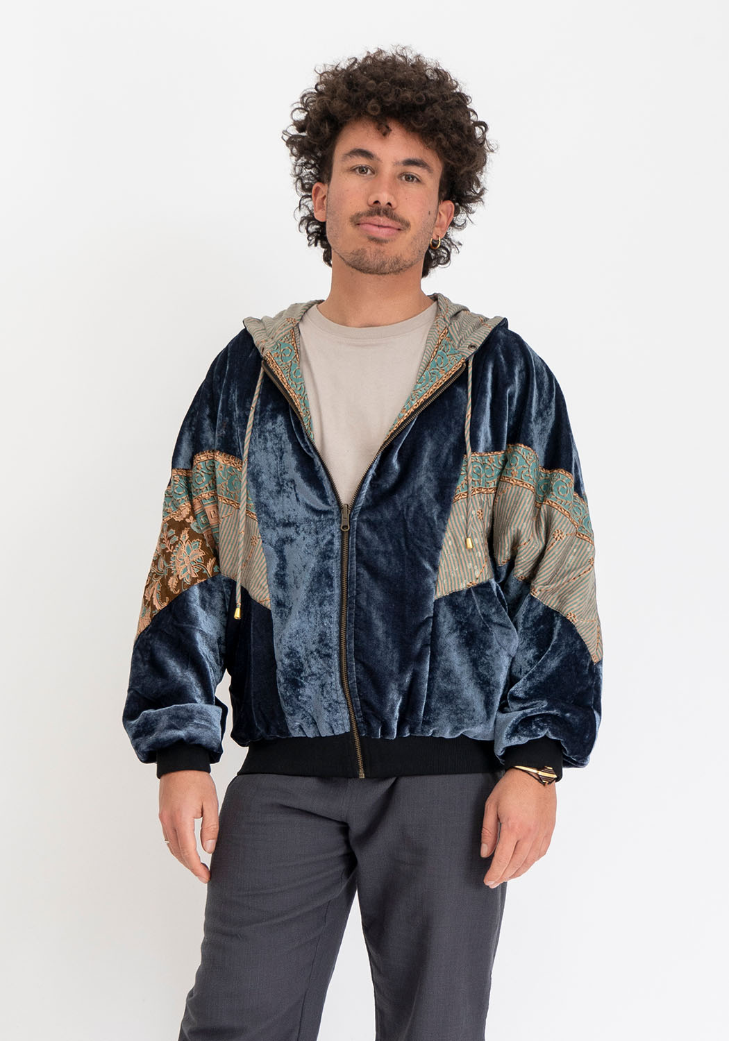 Graue Wendejacke aus Samt mit Vintage-Sari