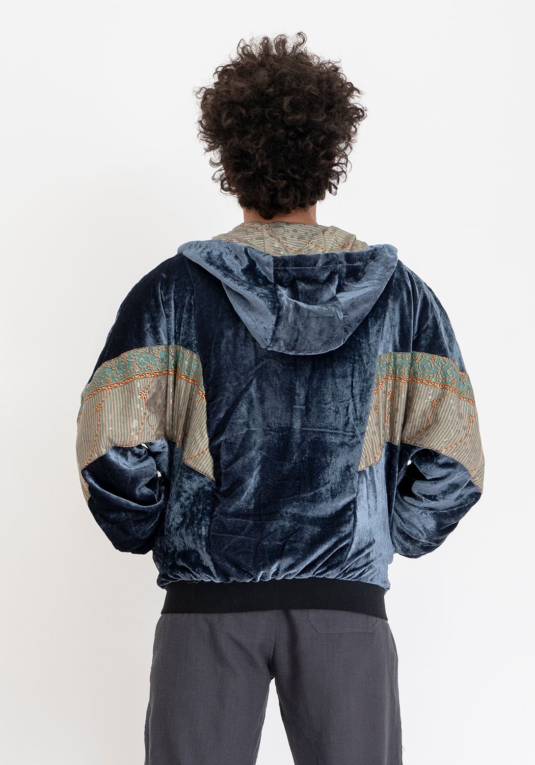 Graue Wendejacke aus Samt mit Vintage-Sari