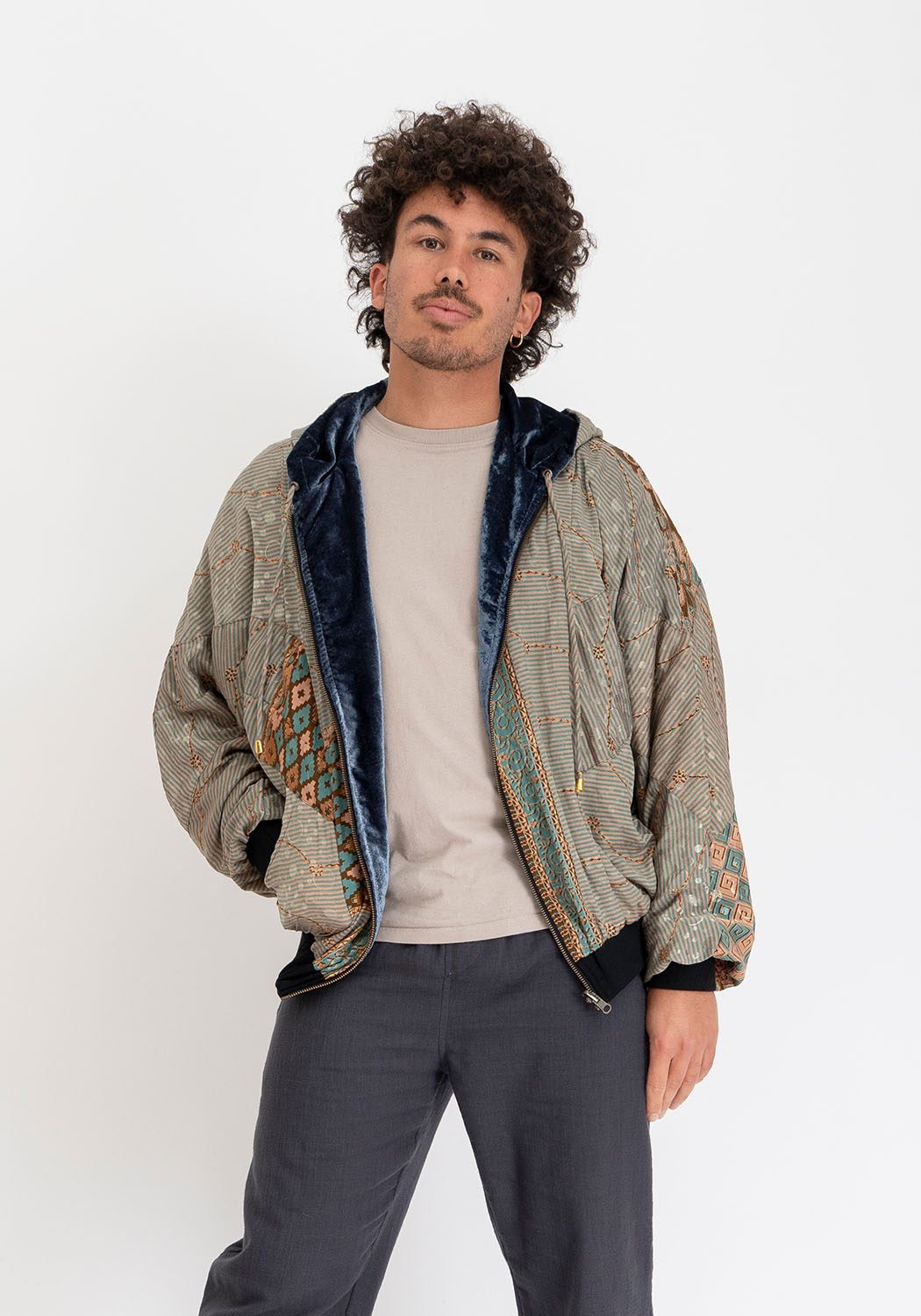 Graue Wendejacke aus Samt mit Vintage-Sari