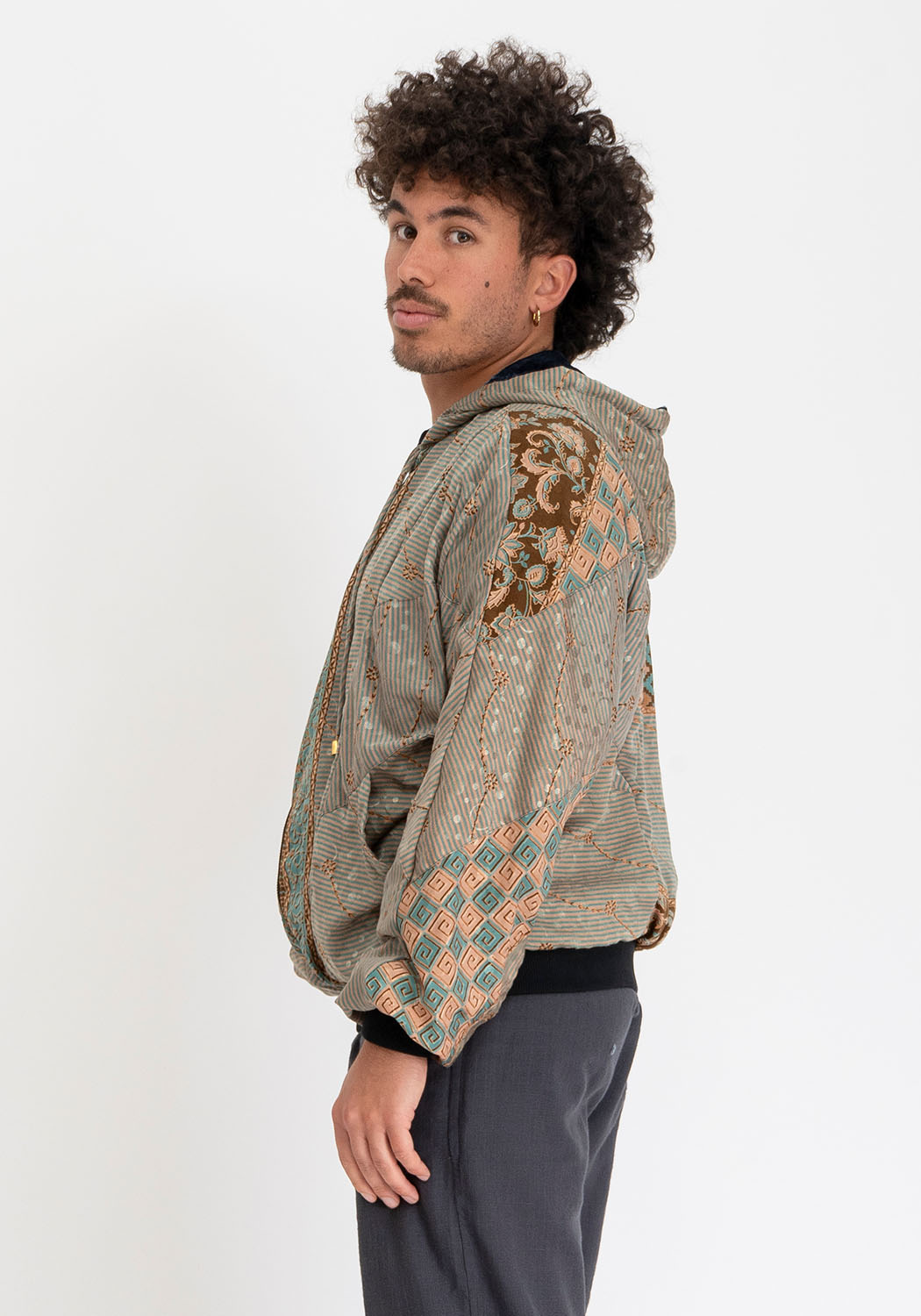 Graue Wendejacke aus Samt mit Vintage-Sari