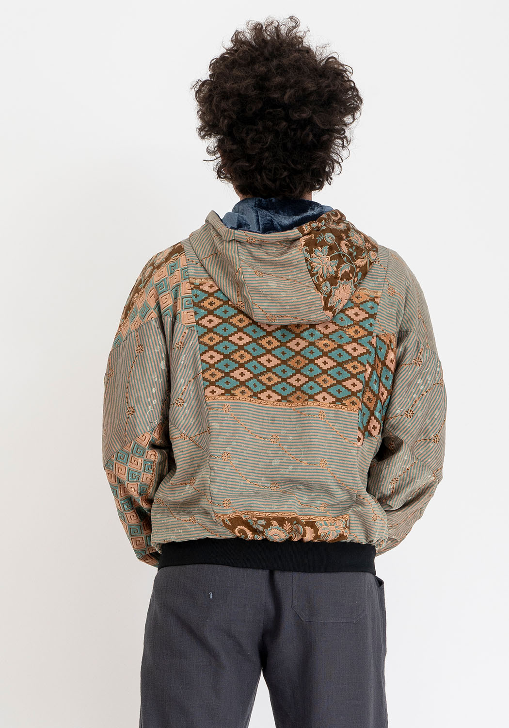 Graue Wendejacke aus Samt mit Vintage-Sari