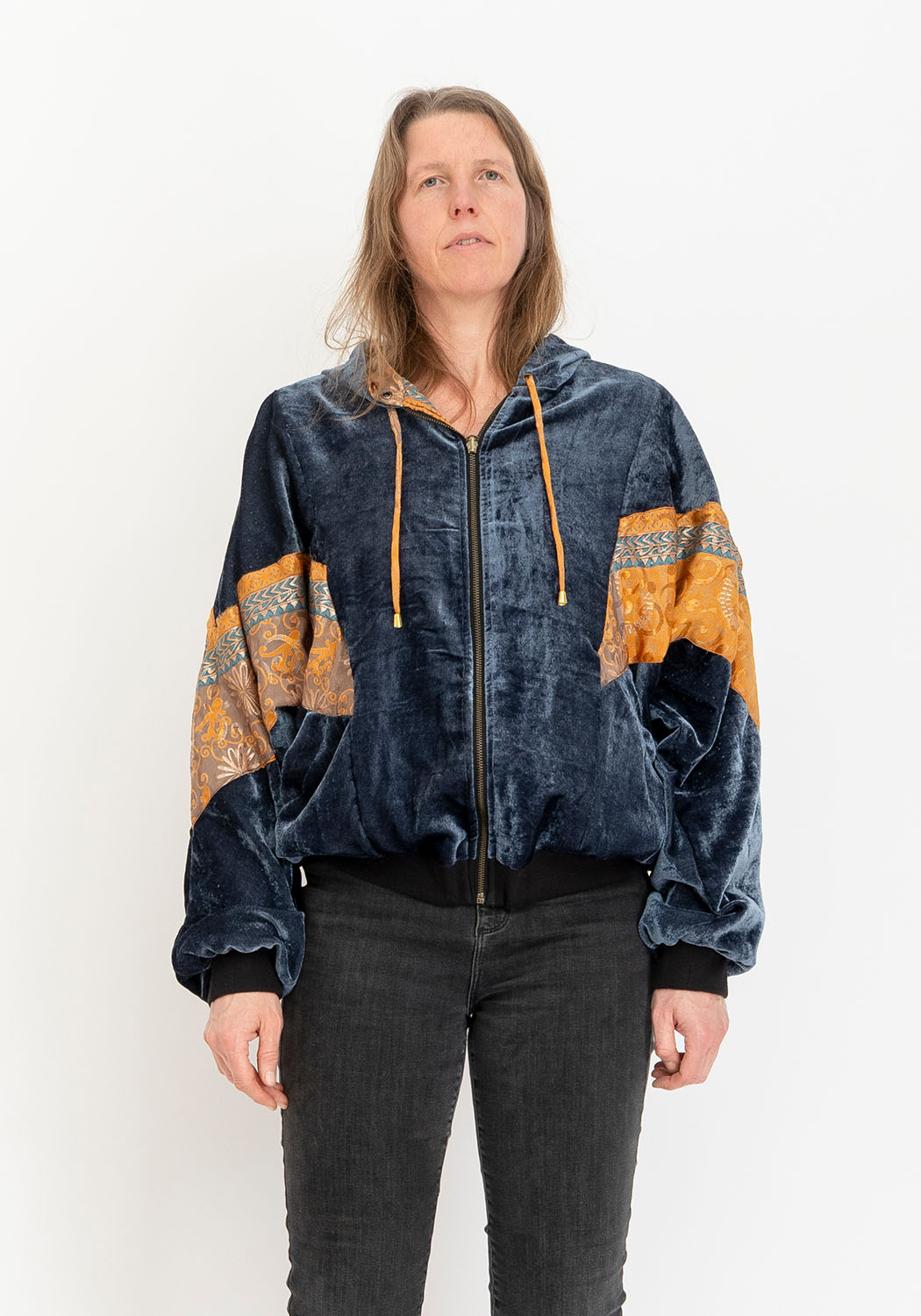 Minimalistische graue Samt Wendejacke mit Kapuze