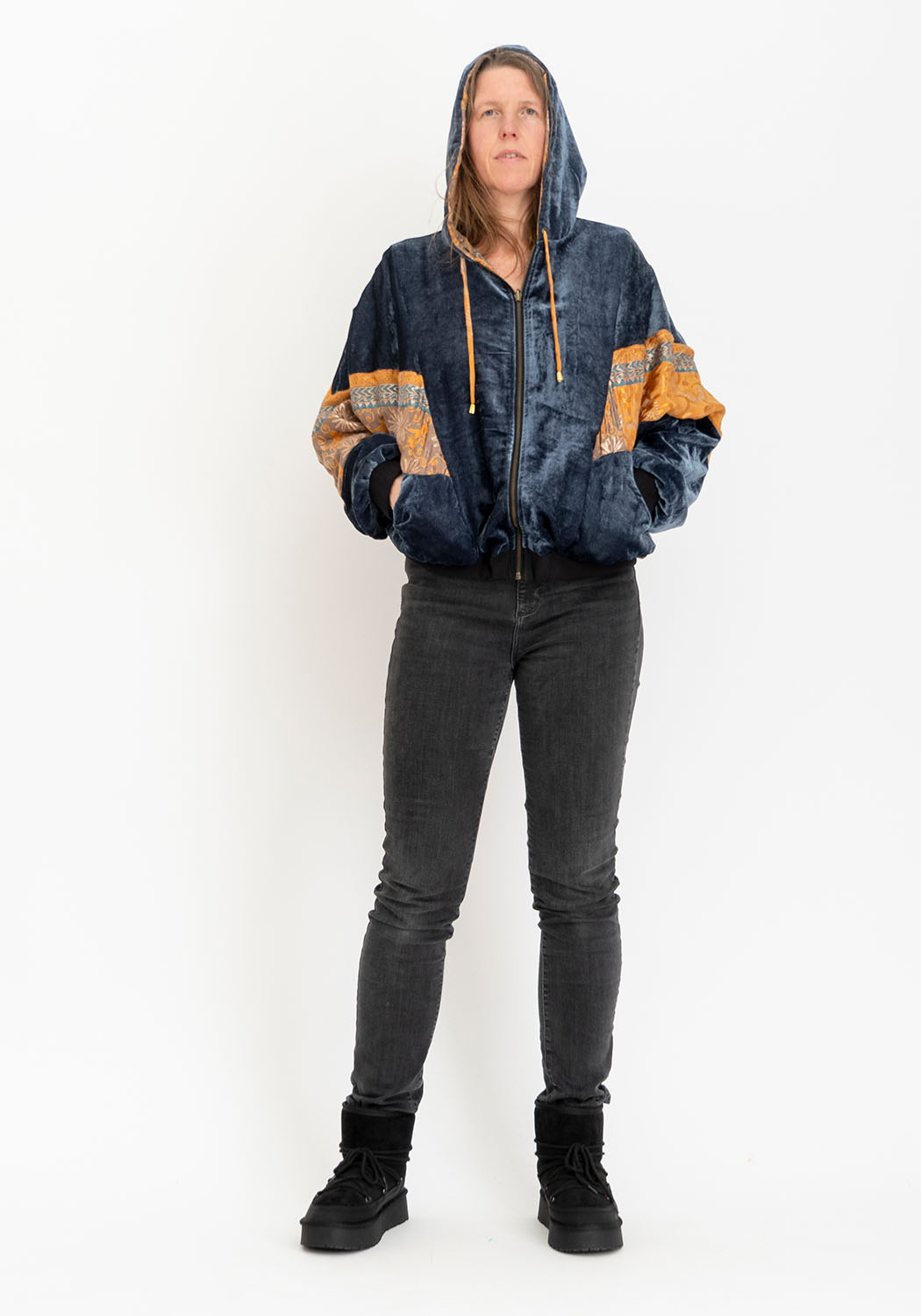 Minimalistische graue Samt Wendejacke mit Kapuze