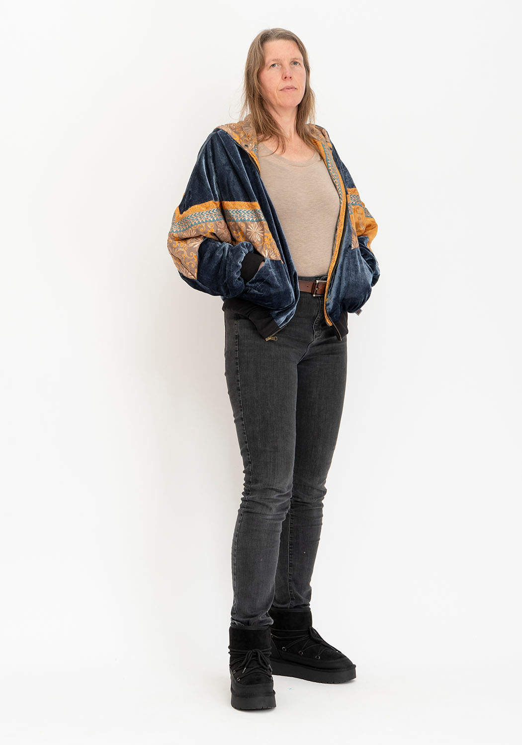 Minimalistische graue Samt Wendejacke mit Kapuze
