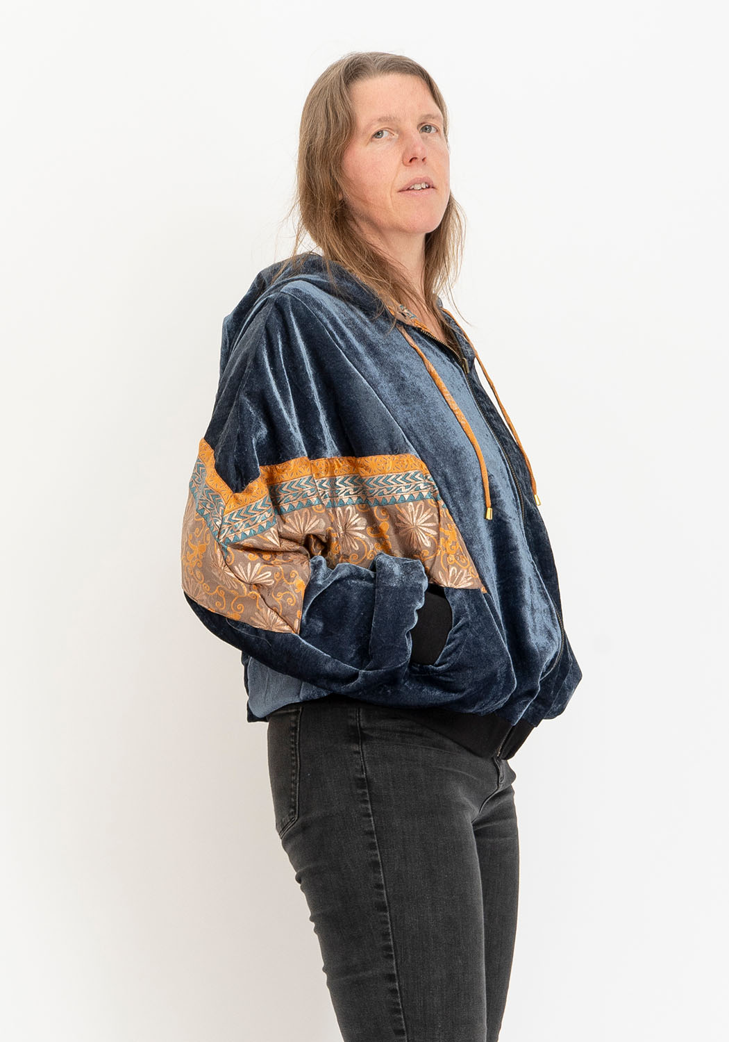 Minimalistische graue Samt Wendejacke mit Kapuze