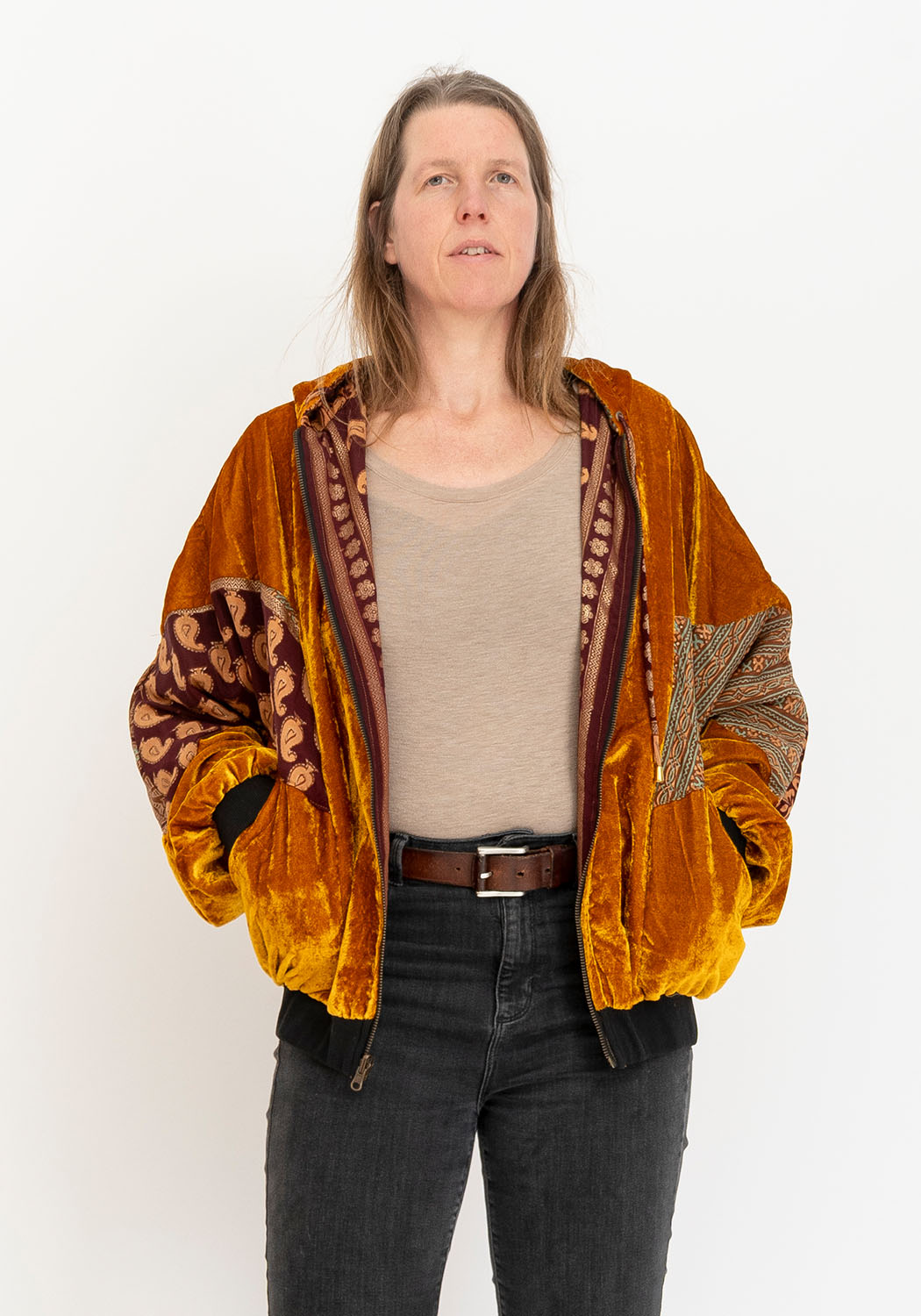 Wendbare Samtjacke in Senf mit Vintage-Sari-Seite