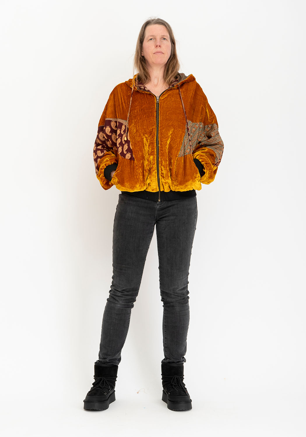 Wendbare Samtjacke in Senf mit Vintage-Sari-Seite