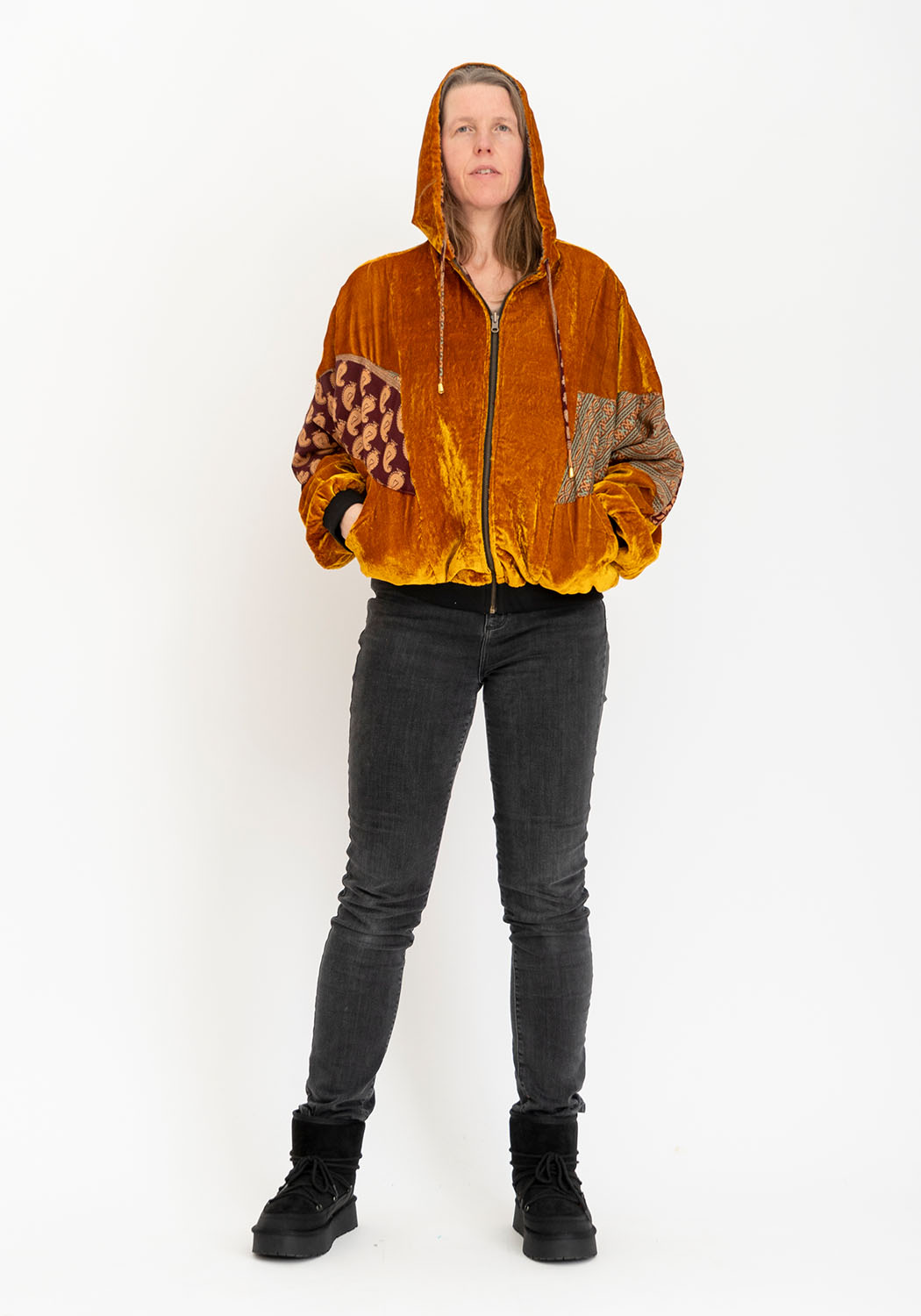 Wendbare Samtjacke in Senf mit Vintage-Sari-Seite