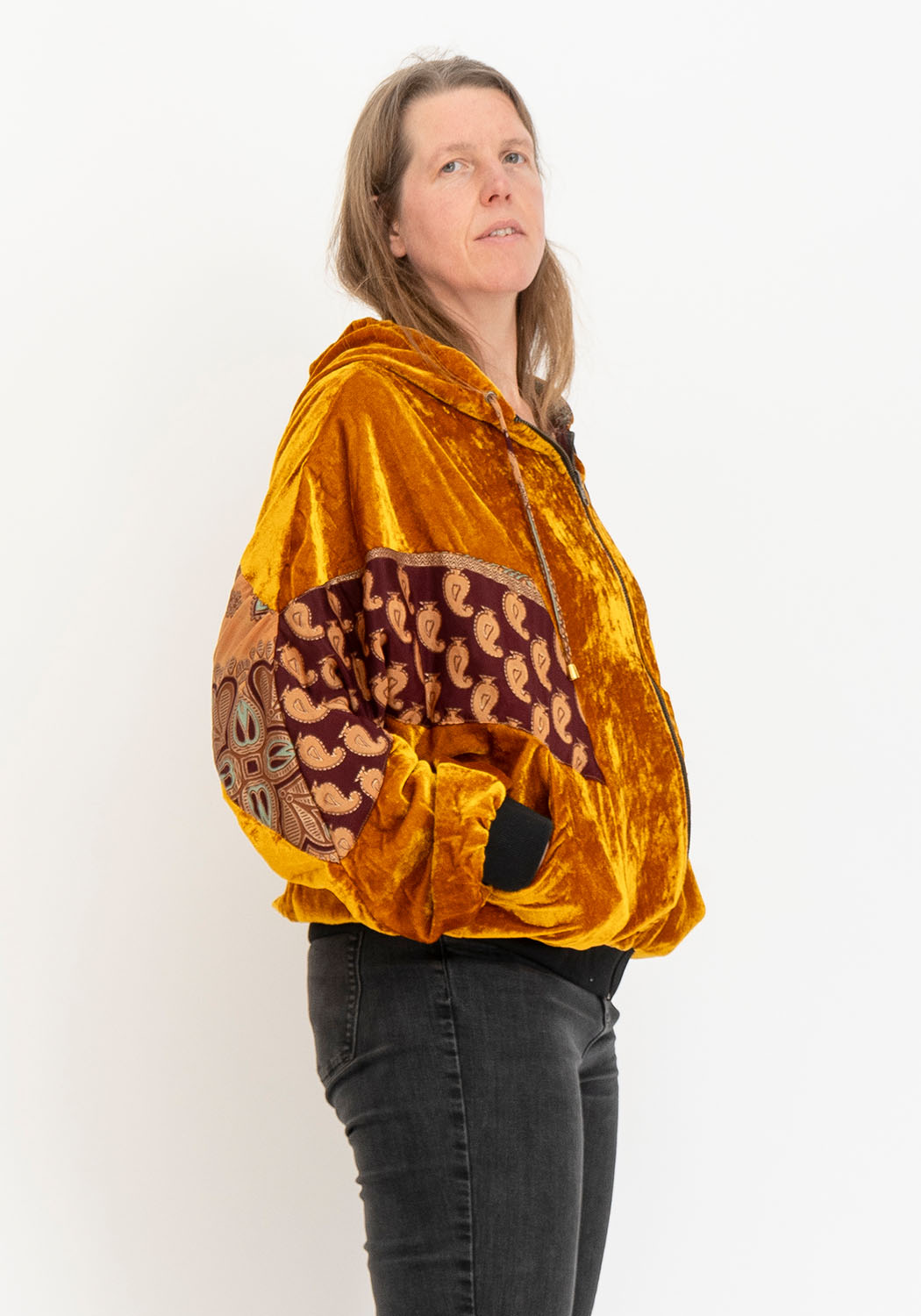 Wendbare Samtjacke in Senf mit Vintage-Sari-Seite