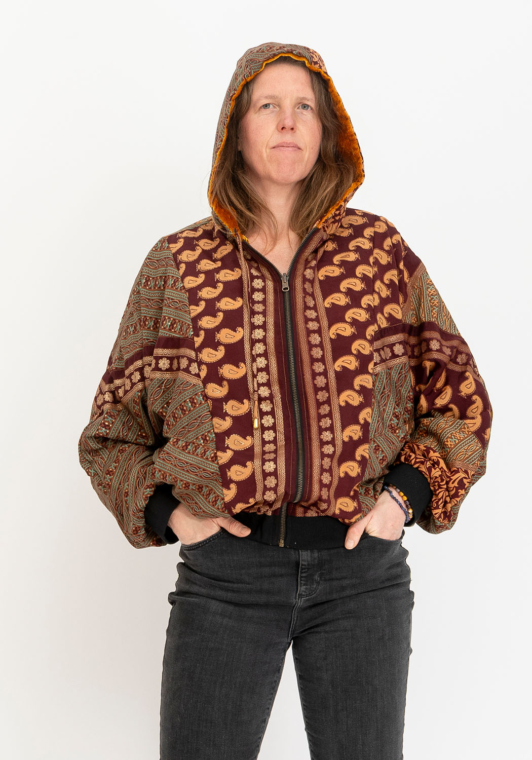 Wendbare Samtjacke in Senf mit Vintage-Sari-Seite