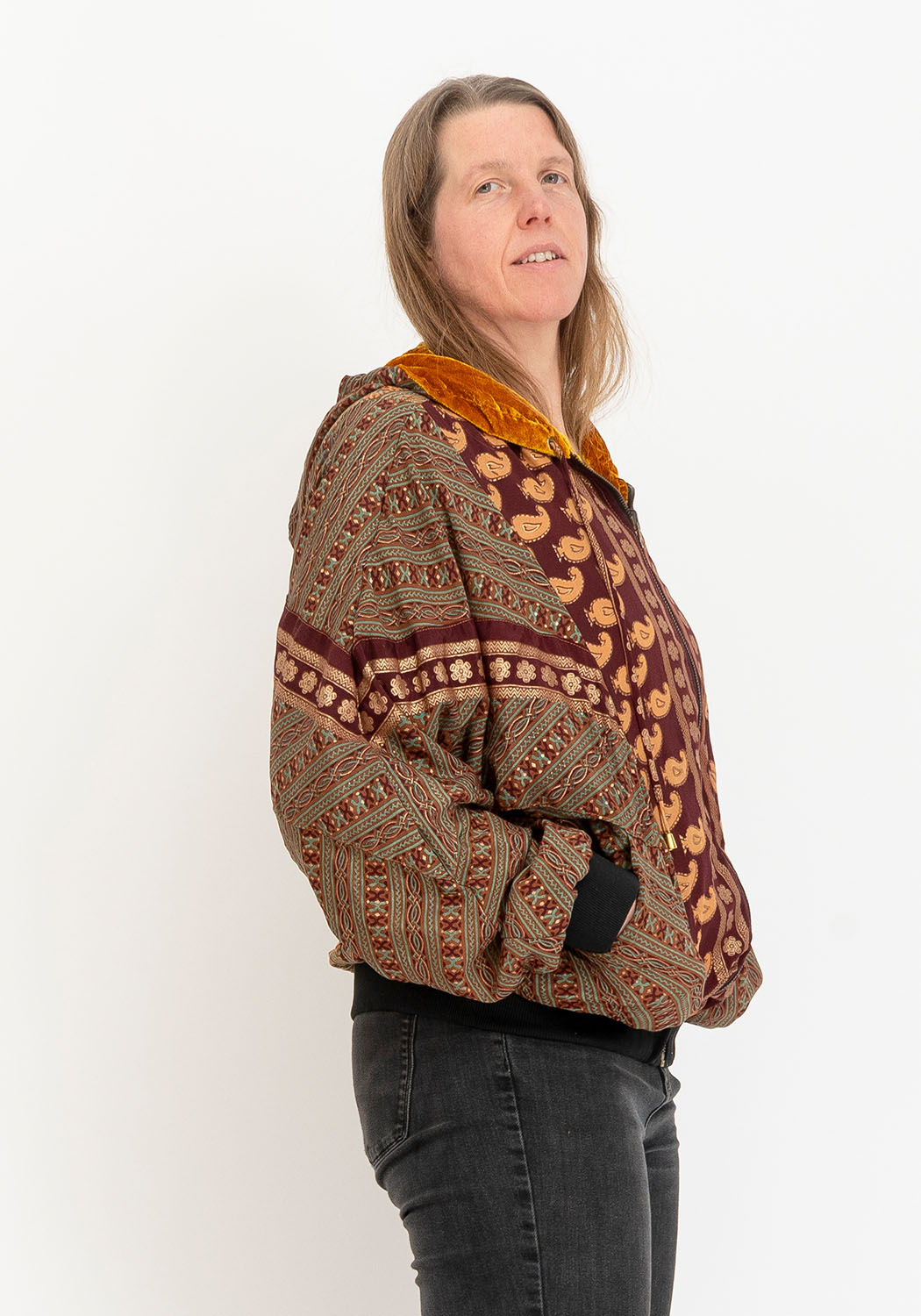 Wendbare Samtjacke in Senf mit Vintage-Sari-Seite
