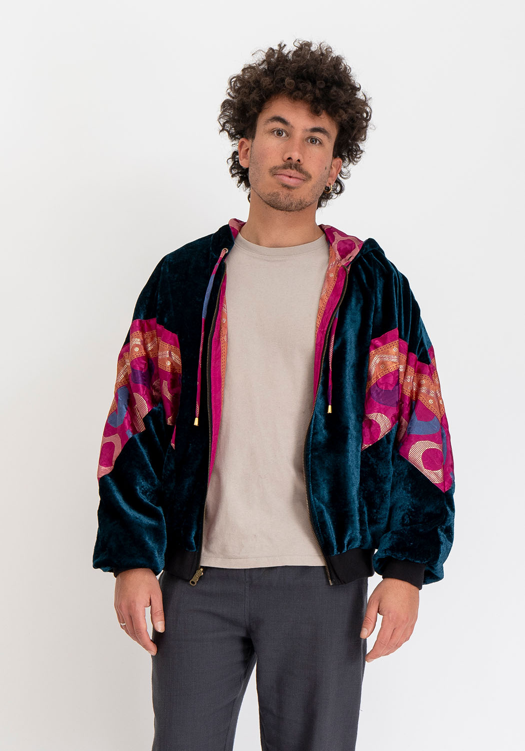 Wendbare Samtjacke petrol – Kapuze & Sari mit Magenta-Kreisen