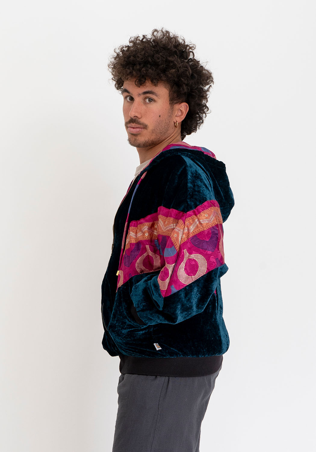 Wendbare Samtjacke petrol – Kapuze & Sari mit Magenta-Kreisen