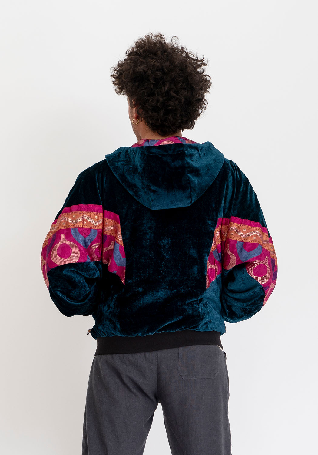 Wendbare Samtjacke petrol – Kapuze & Sari mit Magenta-Kreisen