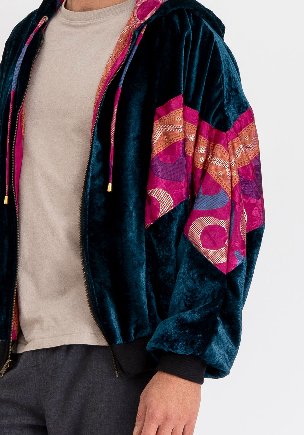 Wendbare Samtjacke petrol – Kapuze & Sari mit Magenta-Kreisen