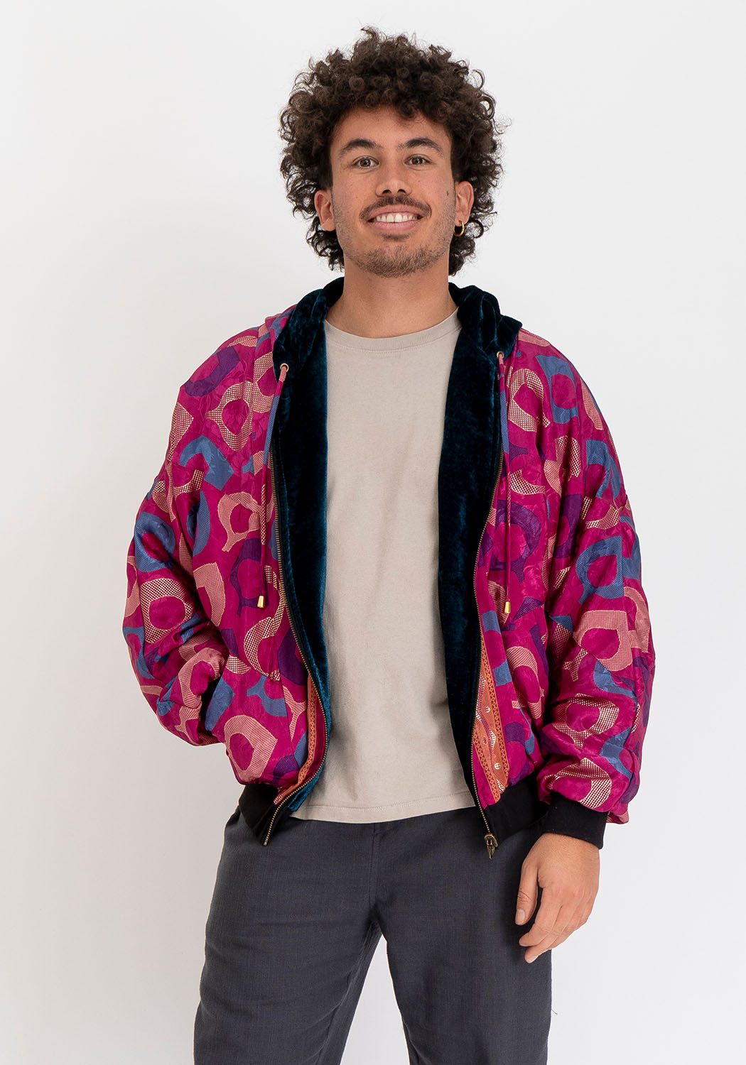 Wendbare Samtjacke petrol – Kapuze & Sari mit Magenta-Kreisen