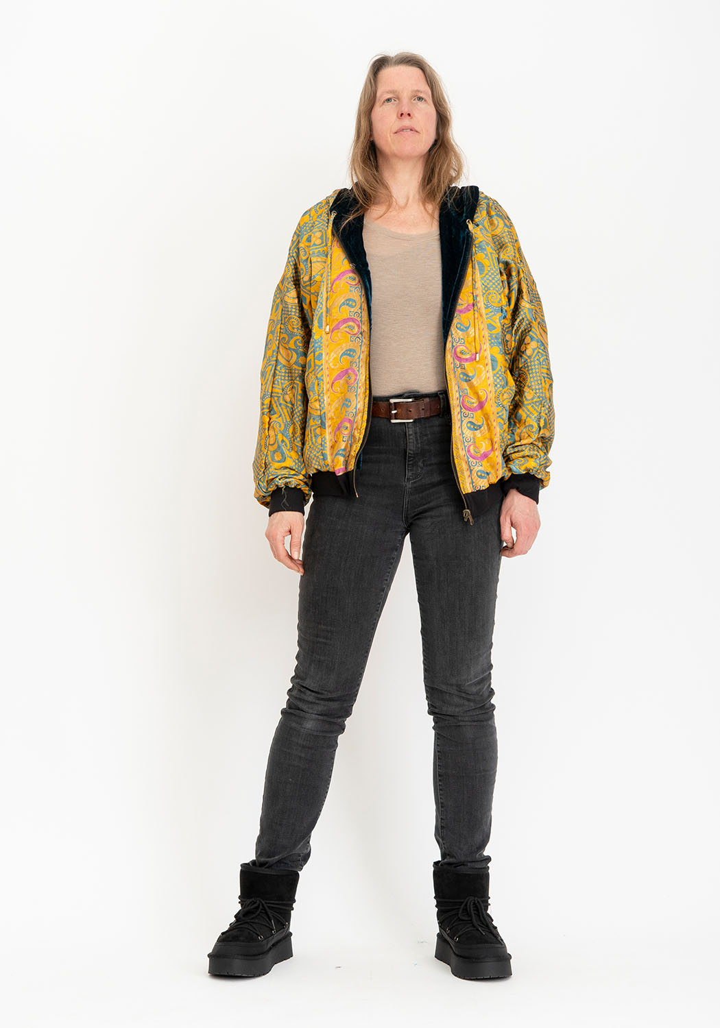 Wendbare Samtjacke petrol – gelber Paisley-Sari, Taschen