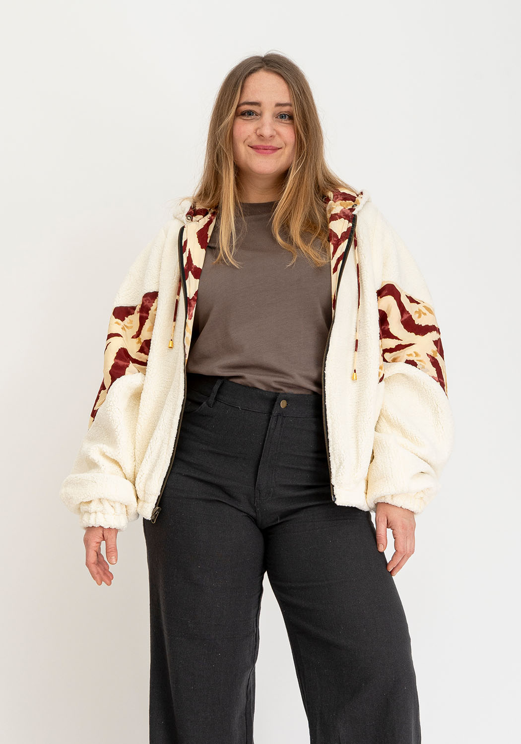 Beige Oversize Teddyjacke mit Kapuze und Ikat Rot Print