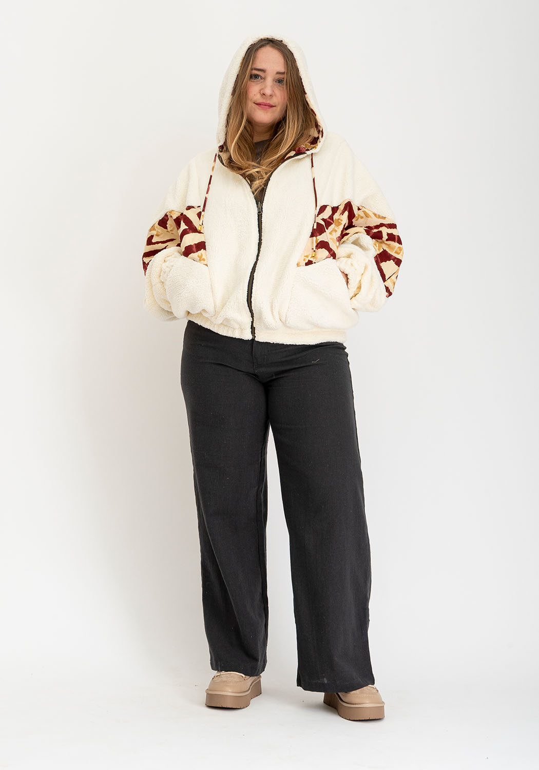 Beige Oversize Teddyjacke mit Kapuze und Ikat Rot Print
