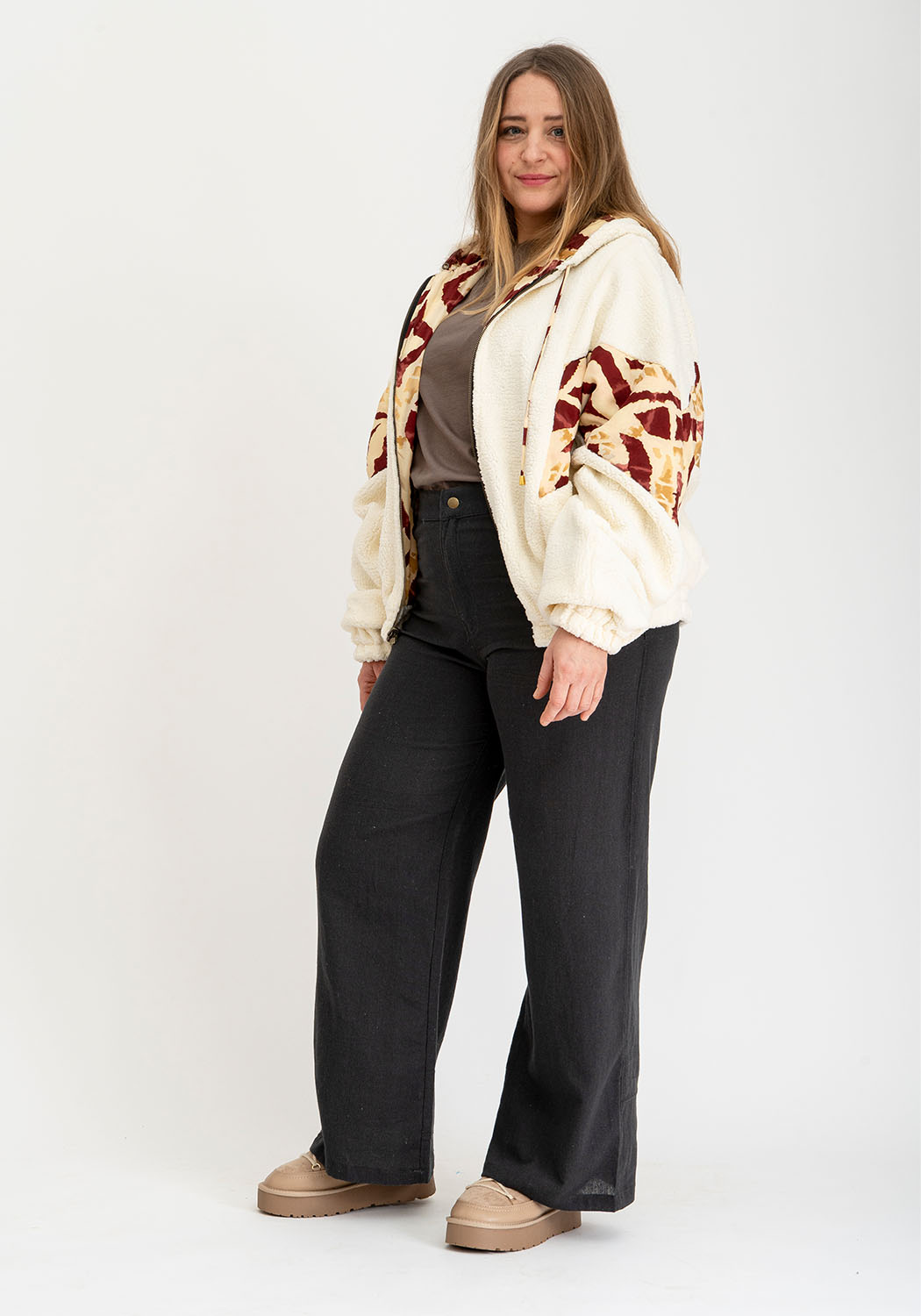 Beige Oversize Teddyjacke mit Kapuze und Ikat Rot Print
