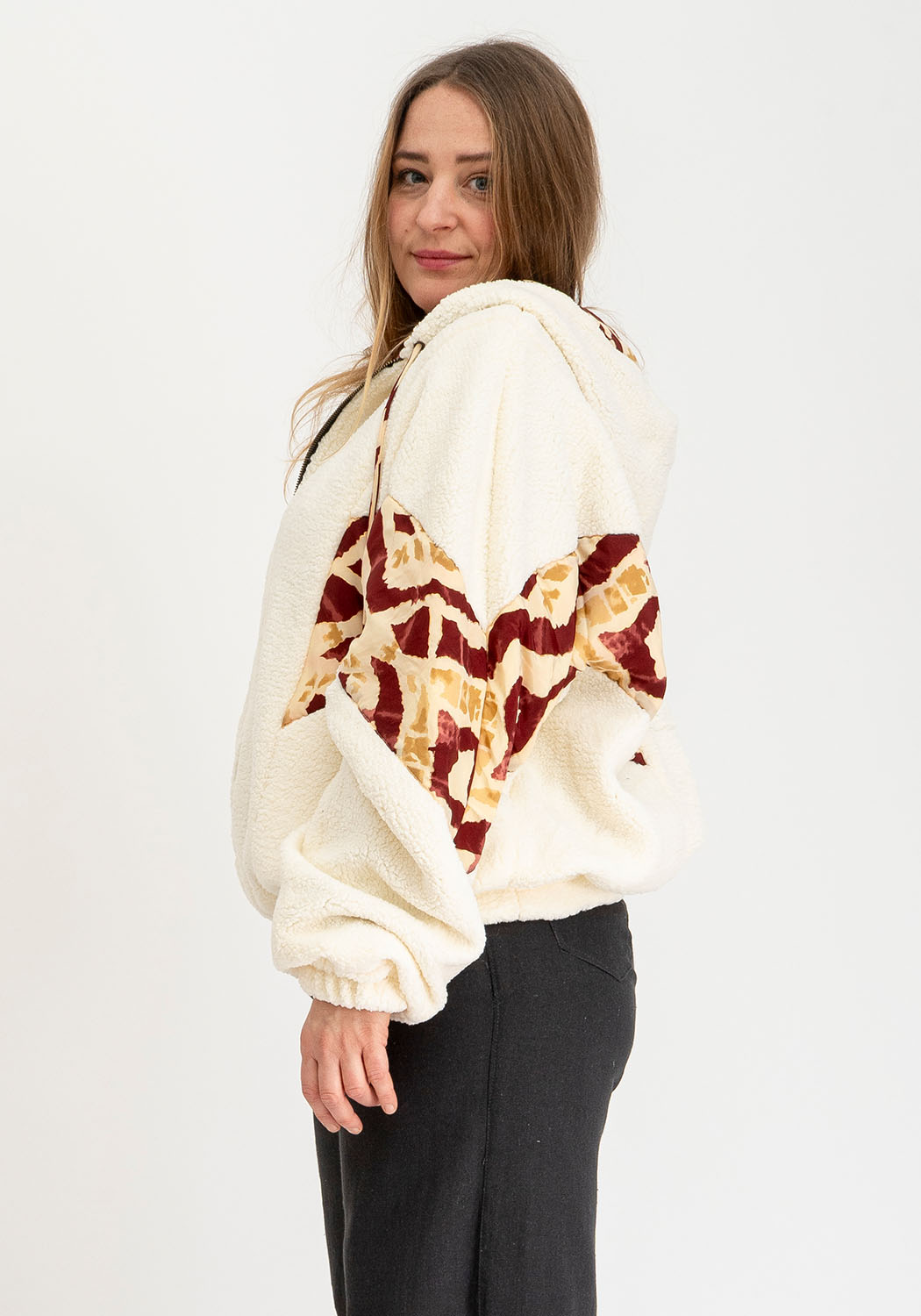 Beige Oversize Teddyjacke mit Kapuze und Ikat Rot Print