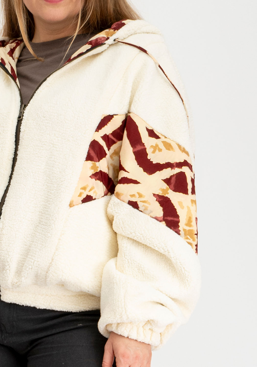 Beige Oversize Teddyjacke mit Kapuze und Ikat Rot Print