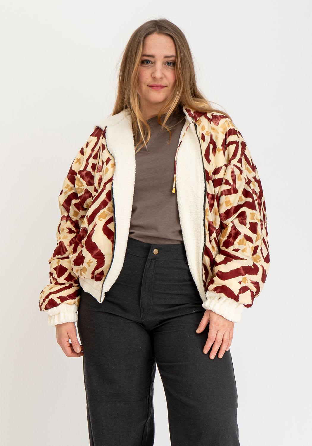 Beige Oversize Teddyjacke mit Kapuze und Ikat Rot Print