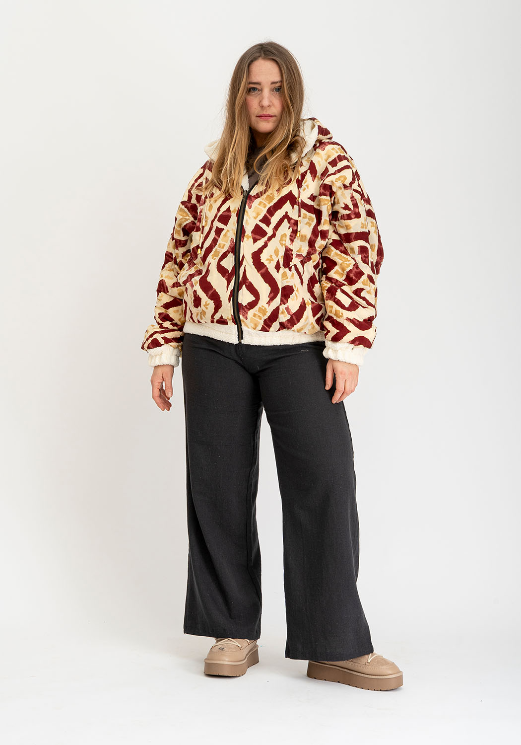 Beige Oversize Teddyjacke mit Kapuze und Ikat Rot Print