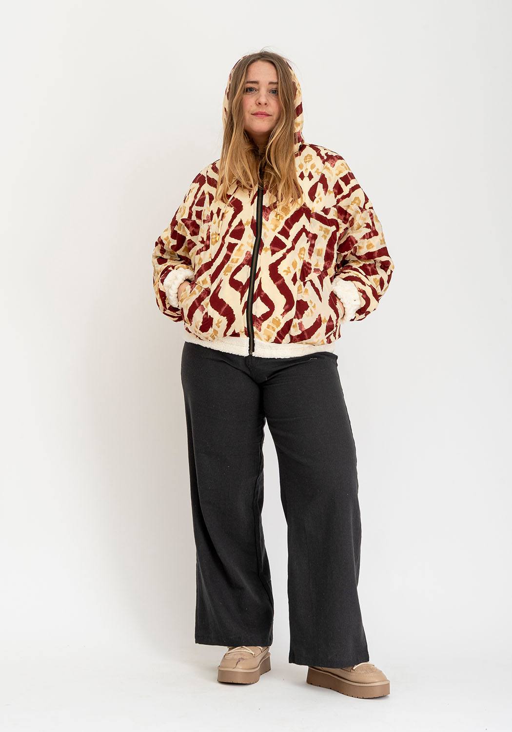 Beige Oversize Teddyjacke mit Kapuze und Ikat Rot Print