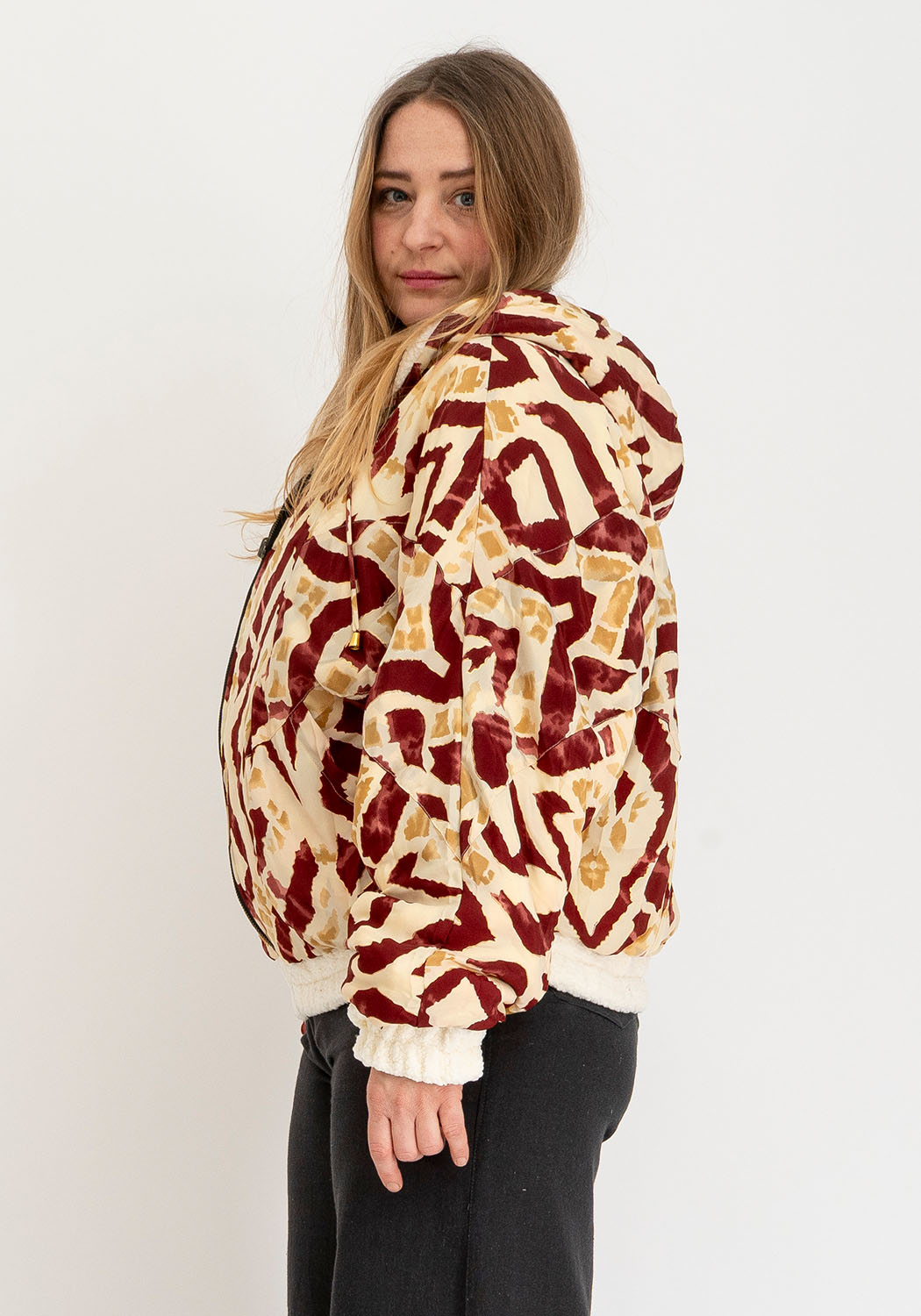 Beige Oversize Teddyjacke mit Kapuze und Ikat Rot Print