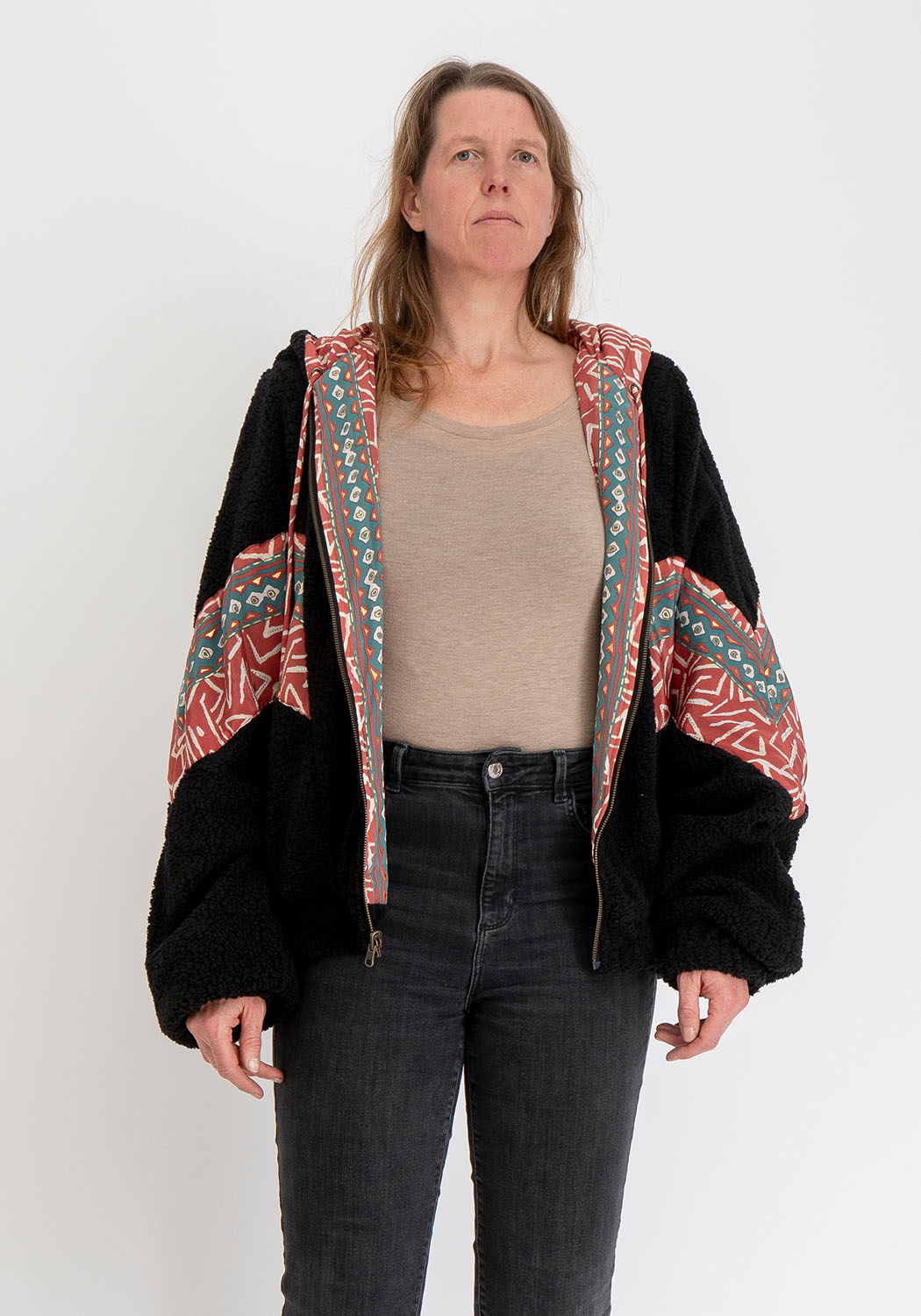 Schwarze Teddyjacke mit Kapuze und Tribal Rot Print