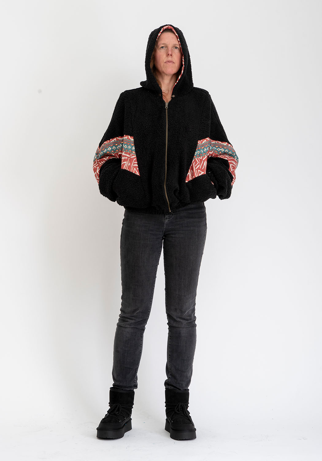 Schwarze Teddyjacke mit Kapuze und Tribal Rot Print