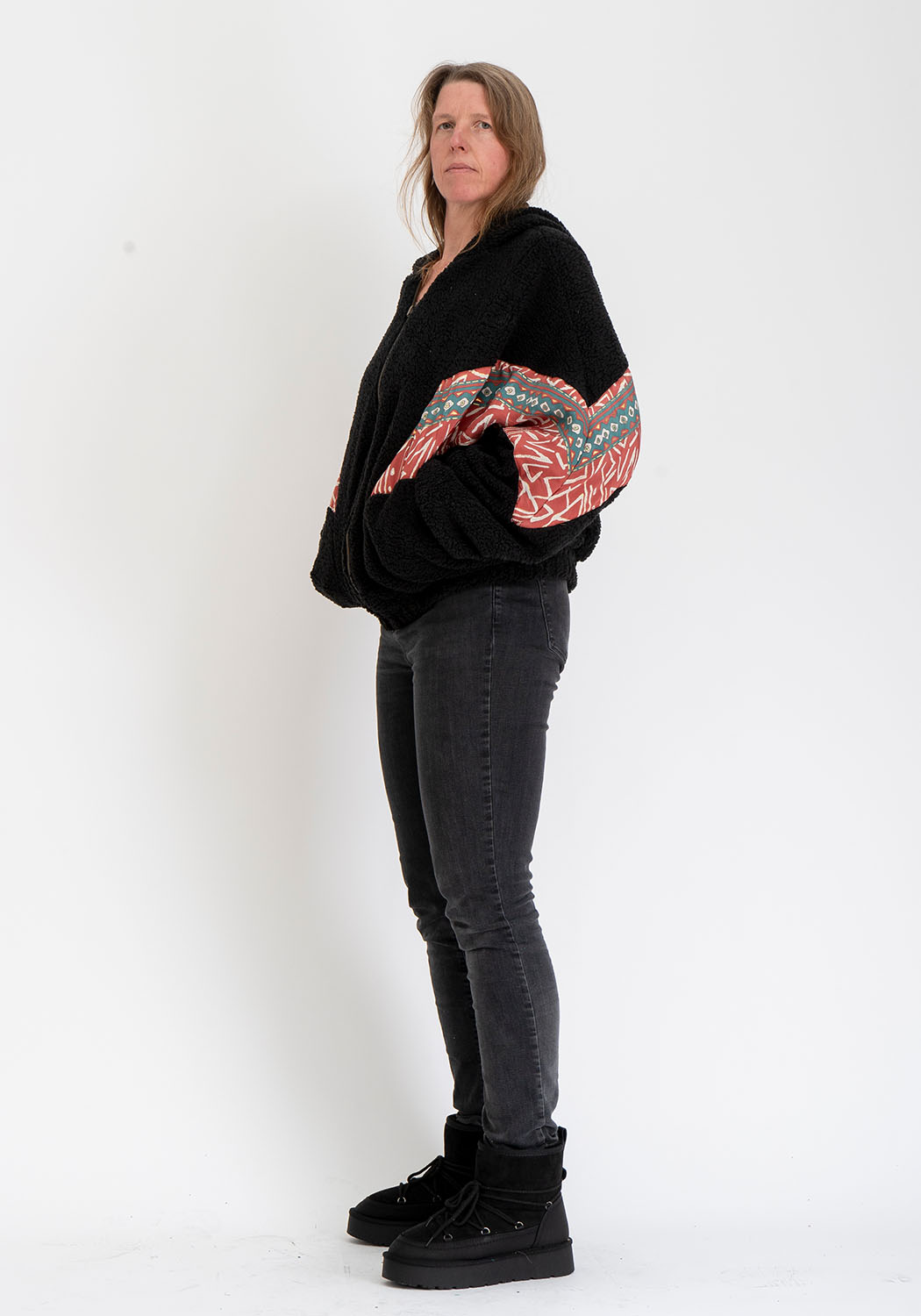 Schwarze Teddyjacke mit Kapuze und Tribal Rot Print