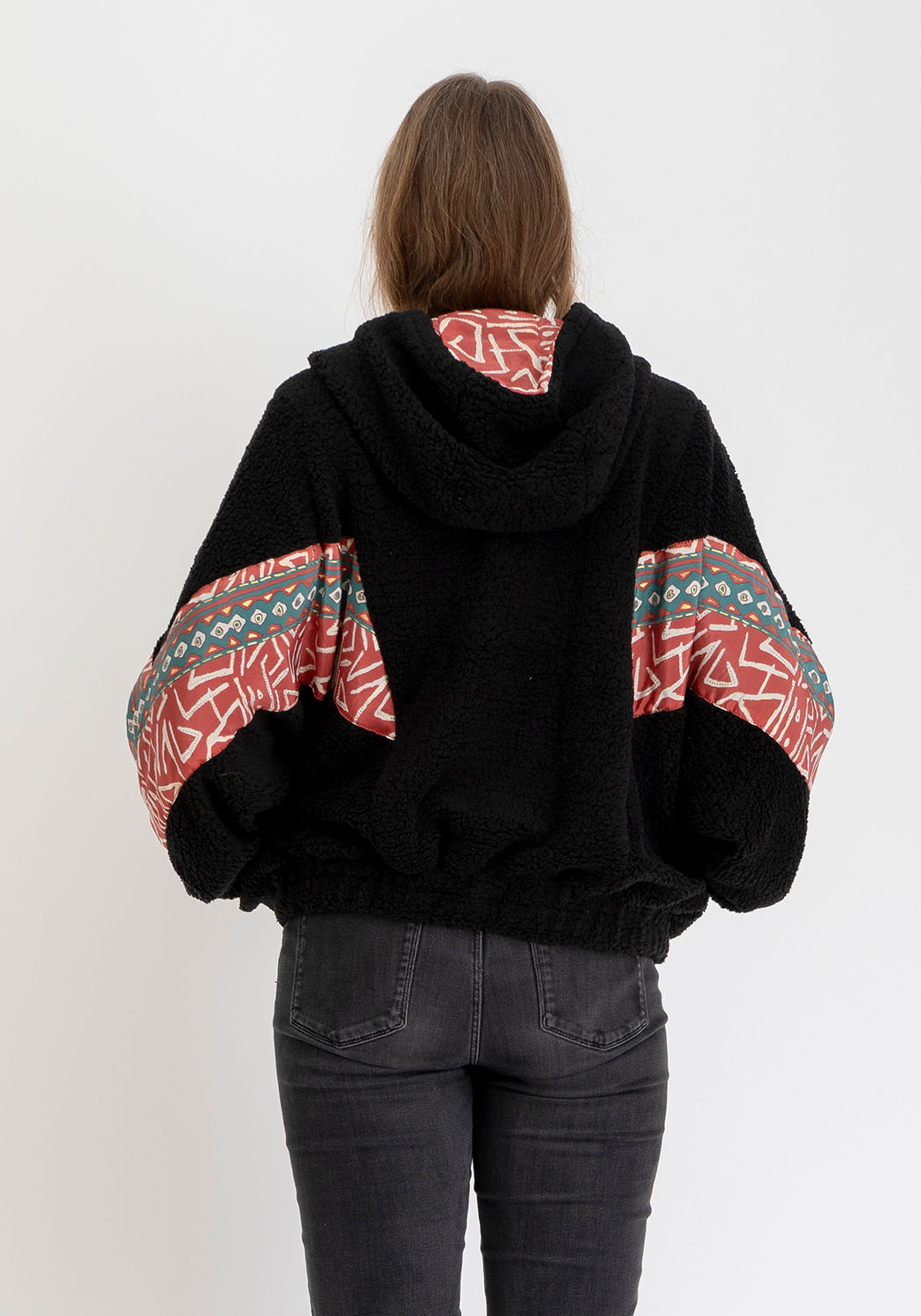 Schwarze Teddyjacke mit Kapuze und Tribal Rot Print