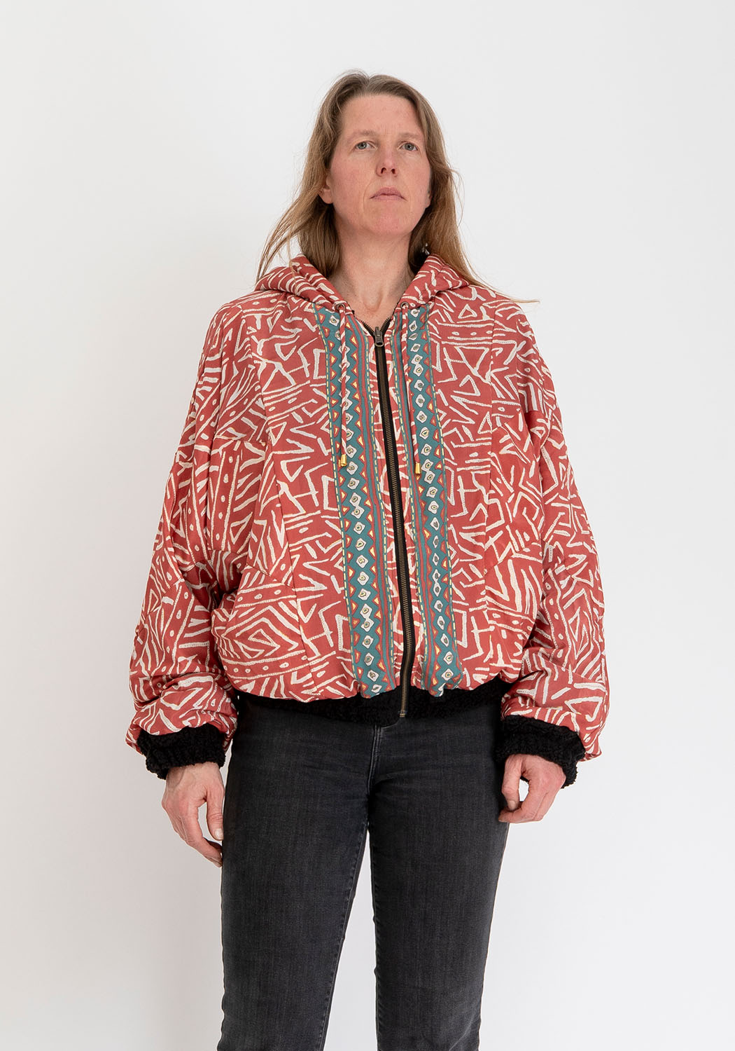 Schwarze Teddyjacke mit Kapuze und Tribal Rot Print