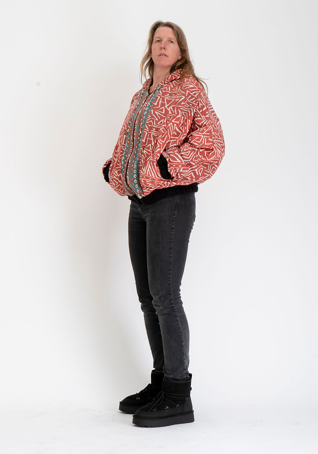 Schwarze Teddyjacke mit Kapuze und Tribal Rot Print