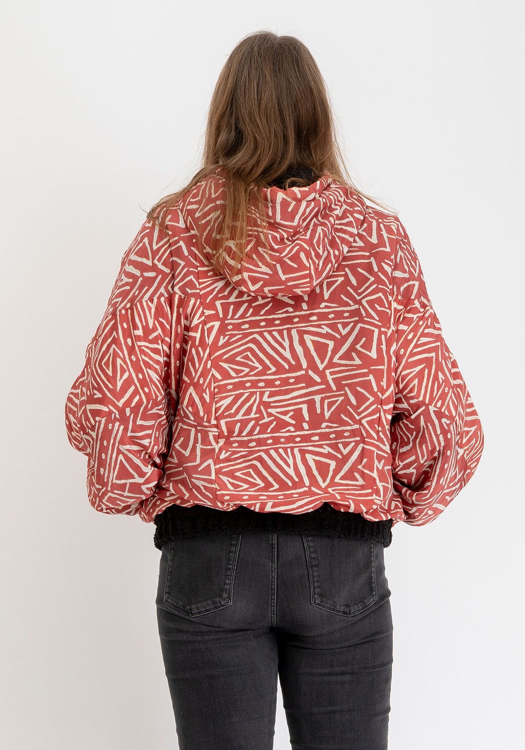 Schwarze Teddyjacke mit Kapuze und Tribal Rot Print