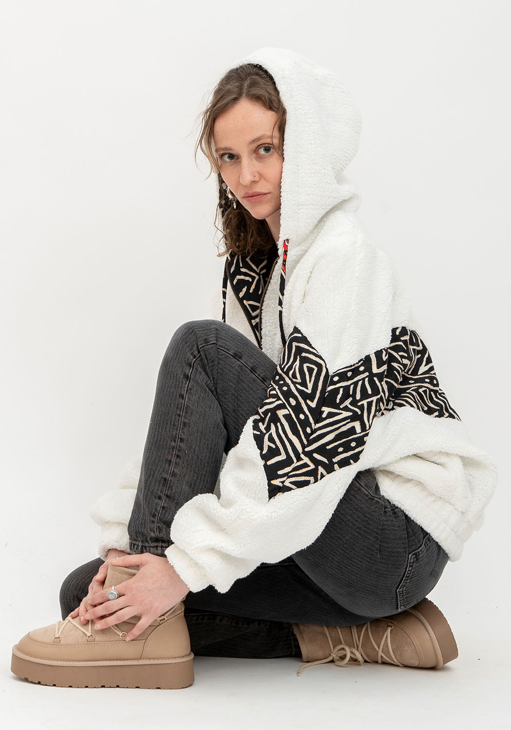 Weiße Oversize Teddyjacke mit Kapuze und schwarzem Tribal Print