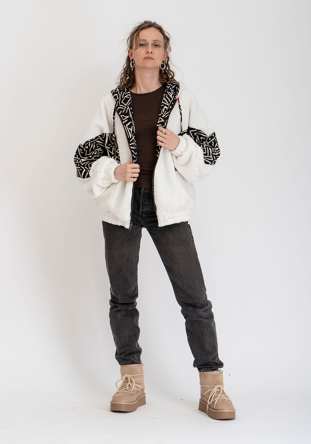 Weiße Oversize Teddyjacke mit Kapuze und schwarzem Tribal Print