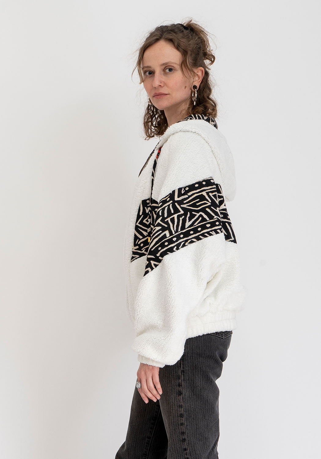 Weiße Oversize Teddyjacke mit Kapuze und schwarzem Tribal Print