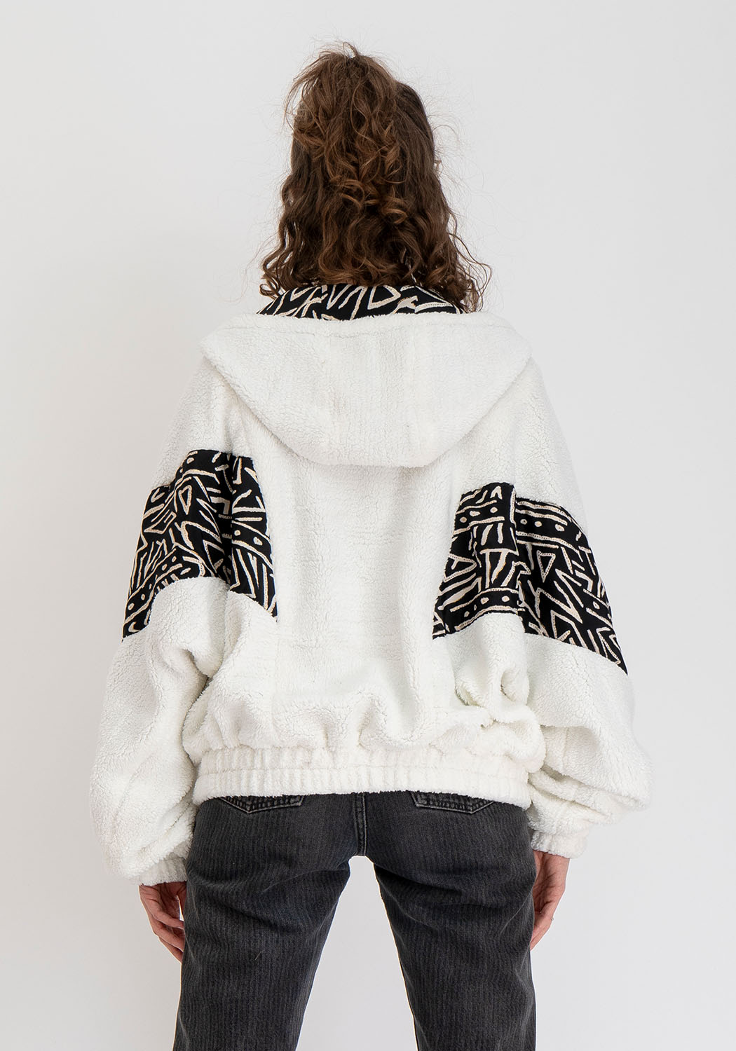Weiße Oversize Teddyjacke mit Kapuze und schwarzem Tribal Print