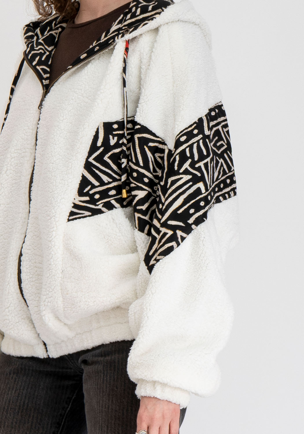 Weiße Oversize Teddyjacke mit Kapuze und schwarzem Tribal Print