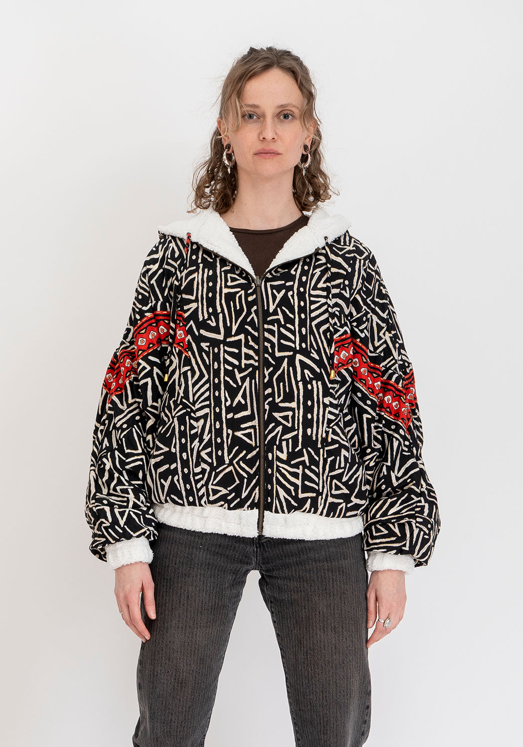 Weiße Oversize Teddyjacke mit Kapuze und schwarzem Tribal Print