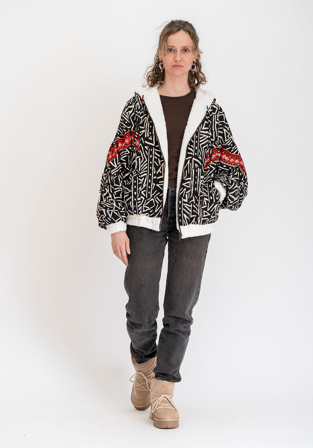 Weiße Oversize Teddyjacke mit Kapuze und schwarzem Tribal Print