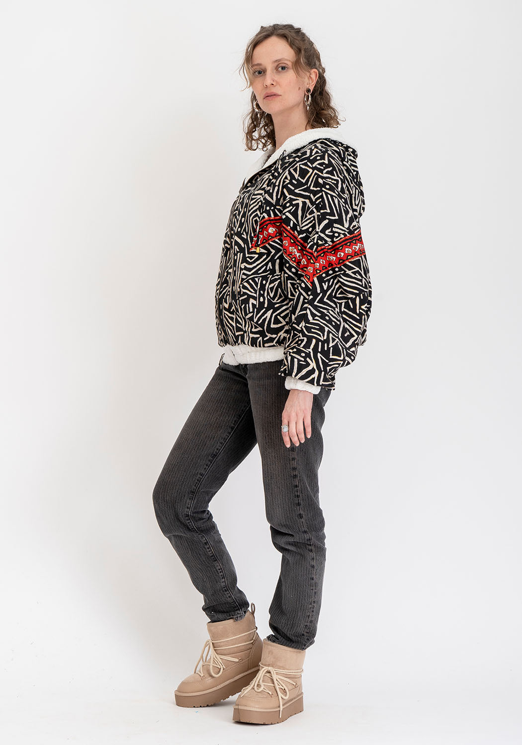 Weiße Oversize Teddyjacke mit Kapuze und schwarzem Tribal Print