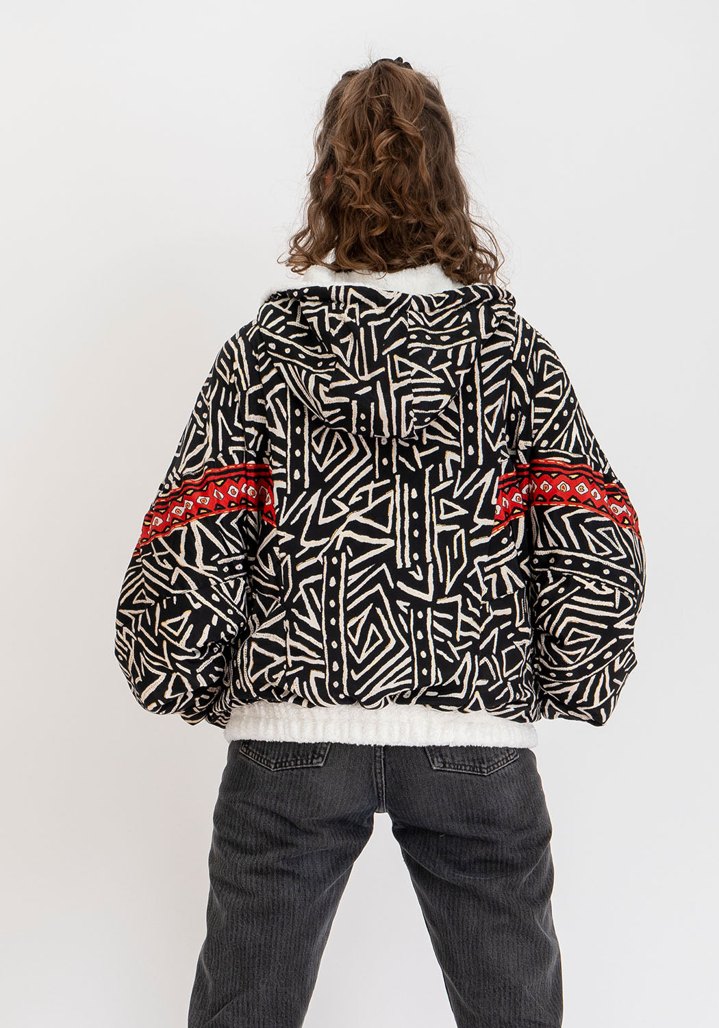 Weiße Oversize Teddyjacke mit Kapuze und schwarzem Tribal Print